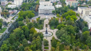 Krasnodar, Rusya. Yekaterinensky Meydanı 'ndaki İmparatoriçe II. Catherine Anıtı. Binanın İngilizce 'ye çevrilen metni Yasama Meclisi' dir. Hava görüntüsü, Hava Görüntüsü  
