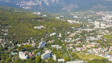 Yalta, Kırım. Şehrin panoraması ve güneşli havalarda parklar, hava manzarası  