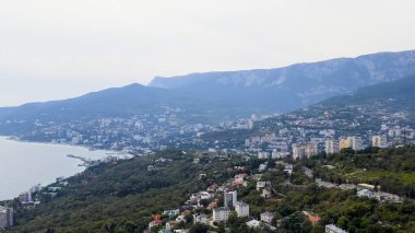 Yalta, Kırım. Güneşli bir havada şehrin manzarası. Baraj ve liman, Hava Görünümü  