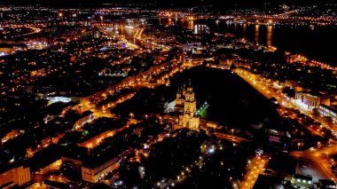Astrakhan, Rusya. Astrakhan Kremlin 'in çan kulesi. Astrakhan Kremlin 16. yüzyılda yapılmış beyaz taş bir kaledir. Gece, Hava Görüntüsü  