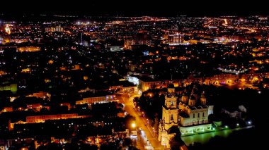 Astrakhan, Rusya. Astrakhan Kremlin 'in çan kulesi. Astrakhan Kremlin 16. yüzyılda yapılmış beyaz taş bir kaledir. Gece, Hava Görüntüsü  