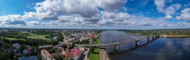 Rybinsk, Rusya. Rybinsk şehrinin seti ve Volga Nehri üzerindeki köprünün manzarası. Hava fotoğrafçılığı