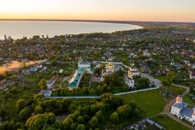 Pereslavl-Zalessky, Rus. Gün batımında Nikolsky Manastırı. Hava görünümü
