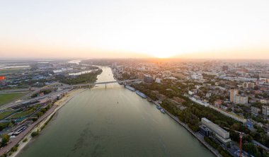 Rostov-on-Don, Rusya. Don River. Havadan şehrin yaz manzarası, hava manzarası. Gün batımı