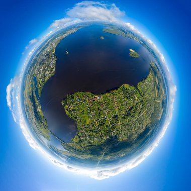 Kalyazino, Rus. Uglich rezervuarının suyu. Hava görüntüsü. 360 derece gökyüzü panoramik asteroidi