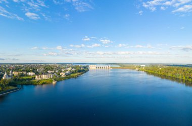 Uglich, Rusya. Volga Nehri setinin panoraması, Uglich hidroelektrik santrali, Ağ Geçidi