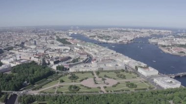 St. Petersburg şehir merkezinin panoramik hava manzarası açık güneşli bir havada, Rusya. 4K