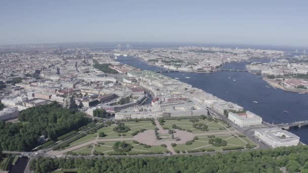 St. Petersburg şehir merkezinin panoramik hava manzarası açık güneşli bir havada, Rusya. 4K — Stok video