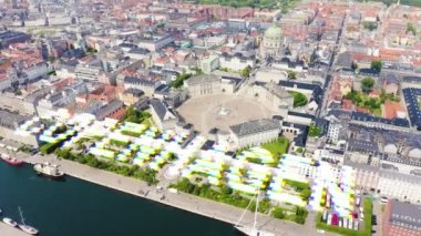 Kopenhag, Danimarka. Amalienborg. Rococo tarzında 13. yüzyılın saray kompleksi. 4K