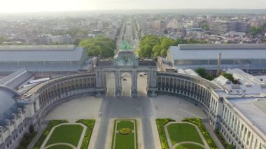 Dolly zoom. Brüksel, Belçika. 50. yıldönümü parkı. Park Senkantoner. Brüksel Zafer Takı (Brüksel Kapısı)