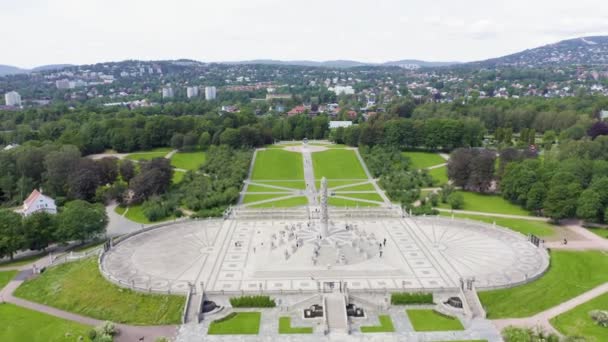 Dolly zooma. Oslo, Norge. Frogner Public Park med allé av skulpturer under det allmänna namnet - Vigeland Skulpturpark - Vigelandsparken — Stockvideo