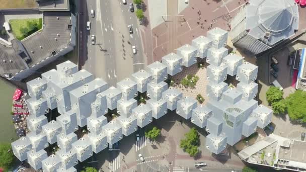 Zoom sur Dolly. Rotterdam, Pays-Bas. Panorama de la partie affaires de la ville. Maisons cubiques de haut — Video