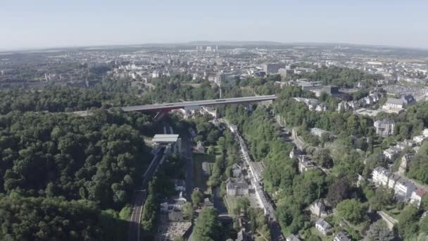 Luksemburg, Historyczne centrum miasta rano. Pont Rouge 'a. 4K — Wideo stockowe