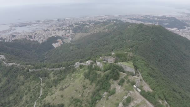 Ceneviz, İtalya. Forte Sperone, 19. yüzyıl Ceneviz tahkimatlarının önemli bir noktasıdır ve Mura Nuove 'un tepesinde yer almaktadır. Ceneviz manzarası. 4K — Stok video