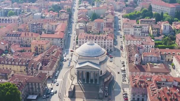 Dolly zoom. Turín, Italia. Vuelo sobre la ciudad. Iglesia parroquial católica Gran Madre Di Dio — Vídeos de Stock