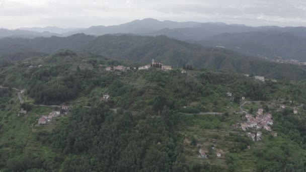 Itália. Floresta coberta de montanhas e villas. O território de Pignone na região da Ligúria, na província de La Spezia. 4K — Vídeo de Stock