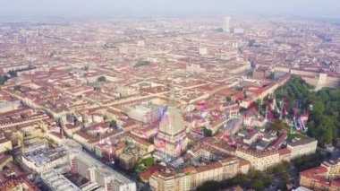 Torino, İtalya. Şehrin üzerinde uçuş. Köstebek Antonelliana. 121 metre yüksekliğinde kubbesi ve kubbesi olan bir 19. yüzyıl binası. 4K