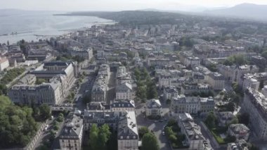 Cenevre, İsviçre. Şehrin merkez kısmının üzerinde uçuş. Geneva Gölü. 4K