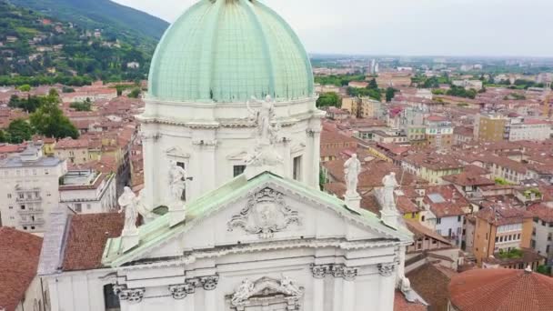 Dolly zooma. Brescia, Italien. Katedralen Santa Maria Assunta. Flyg över staden i molnigt väder — Stockvideo