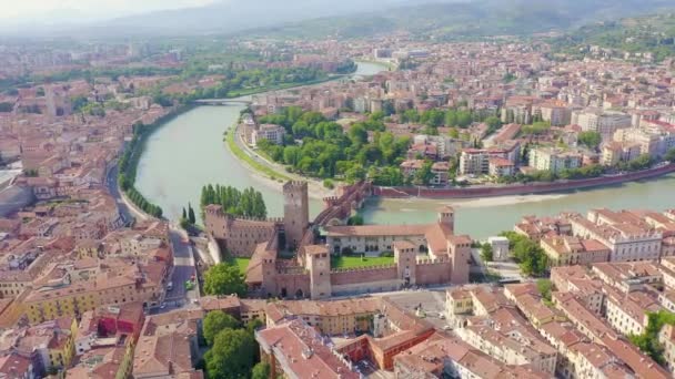 Verona, İtalya. Tarihi şehir merkezinin üzerinde uçuyor. Castelvecchio Castello Scaligero, yaz mevsimi. 4K — Stok video