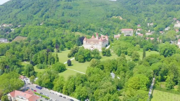 Graz, Ausztria. Eggenberg Palota (Schloss Eggenberg) - Stájerország legnagyobb arisztokratikus rezidenciája a Világörökség része. Az építkezés 1646-ra fejeződött be. 4K — Stock videók