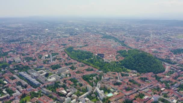 Graz, Österrike. Den historiska stadskärnan flygfoto. Schlossberg (Slottskullen). 4K — Stockvideo