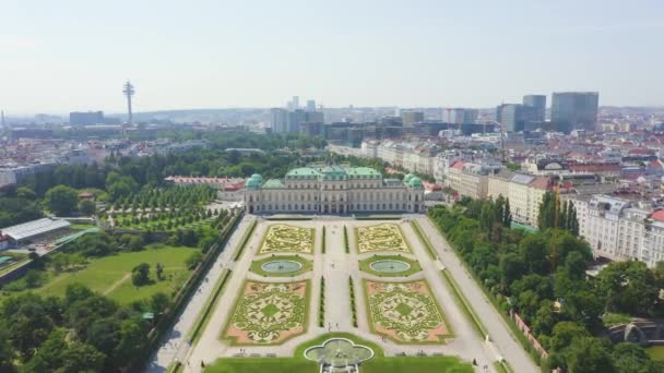 Vienna, Austria. Belvedere è un complesso di palazzi barocchi a Vienna. Costruito da Lucas von Hildebrandt all'inizio del XVIII secolo. 4K — Video Stock