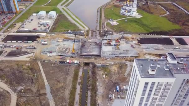 Ekaterinburg, Rusia. La construcción de un puente sobre el río. New Construction Área - Akademicheskiy (Académico). 4K — Vídeos de Stock