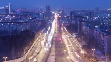 Dolly zoom. Ekaterinburg, Rusya. Şekil halkalarındaki kavşaklar. Geceleyin kavşak. Etkin trafik