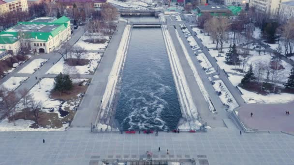Ekaterinburg, Russia. Centro della città. Iset River, zona pedonale. Inizio primavera. Ora del tramonto. 4K — Video Stock