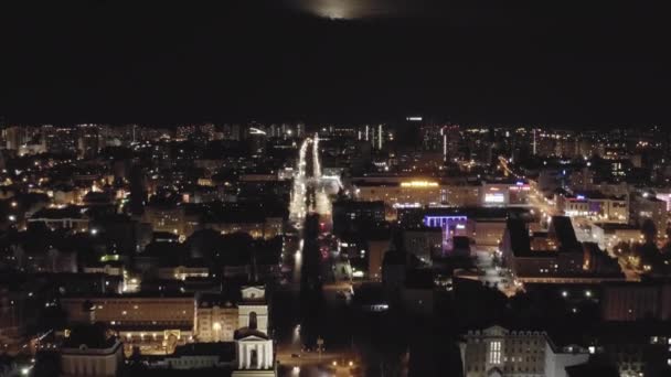 Perm, Rusland. Straat - Komsomolsky Prospect en de Kama River Embankment in de stad Perm. Nachtstad, uitzicht vanuit de lucht. 4K — Stockvideo
