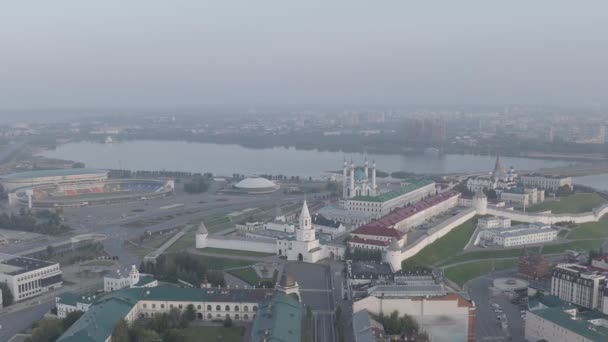 Kazan, Ryssland. Flygfoto över Kazan Kreml tidigt på morgonen. Spasskaja-tornet. 4K — Stockvideo