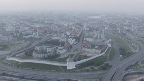 Kazan, Ryssland. Flygfoto över Kazan Kreml tidigt på morgonen. Kazankaflodens vall. 4K — Stockvideo