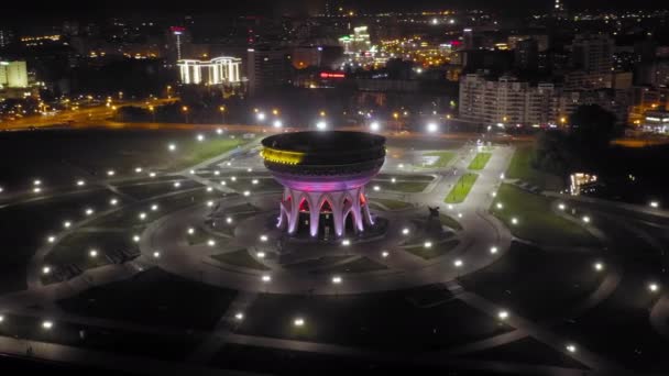 Kazan, Russie. Vue aérienne du centre familial Kazan (palais de mariage) et du Kremlin. Bonne nuit. 4K — Video