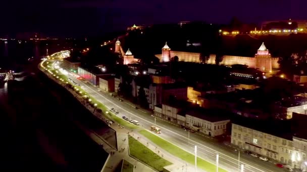 Nizhny Novgorod, Rusia. Vista aérea de las murallas del Kremlin de Nizhny Novgorod. Terraplén del río Volga. Noche. 4K — Vídeos de Stock