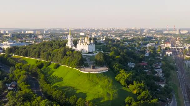 ロシア、ウラジーミル。ウラジーミル大聖堂(仮定大聖堂)ロシア正教会のウラジーミル大聖堂。4K — ストック動画