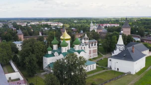 Suzdal, Russia. Flight. The Saviour Monastery of St. Euthymius. Cathedral of the Transfiguration of the Lord in the Spaso-Evfimiev Monastery. 4K — Stock Video
