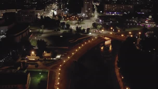 Черногория - 2006. Ночной полет над центром города Иваново, набережная реки Увода. 4K — стоковое видео