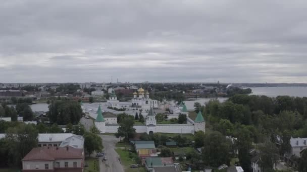 Rusland, Kostroma. Heilige Drie-eenheid Ipatievsky klooster in Kostroma. 4K — Stockvideo