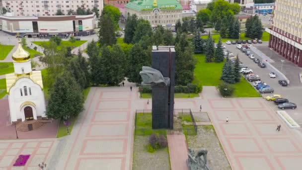 Ivanovo, Rusia. Vuelo sobre el centro de la ciudad. Plaza Revolución. Monumento a los combatientes de la Revolución de 1905. 4K — Vídeo de stock