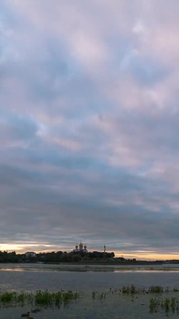 Yaroslavl, Rusia. Aparca en las flechas. El lugar donde el río Kotorosl desemboca en el río Volga. La transición del anochecer a la noche. 4K — Vídeo de stock