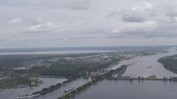 Rybinsk, Rusland. Het systeem vergrendelt het Rybinsk reservoir. 4K — Stockvideo