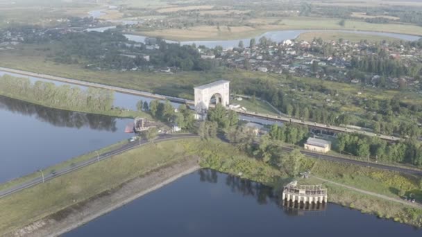 Uglich, Rusya. Çirkin Pound Lock. Volga Nehri Geçidi. Sabah erkenden. 4K — Stok video