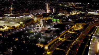 Tula, Rusya. Geceleri şehrin havadan görünüşü. Tula Kremlin, Lenin Meydanı ve nehir seti. 4K