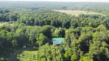 Yasnaya Polyana, Rusya. Lev Nikolaevich Tolstoy Yasnaya Polyana 'da doğdu ve hayatının çoğunu orada geçirdi. 4K