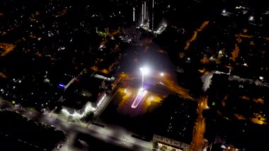 Rostov-on-Don, Rusya. Stele 'den Rostov' un kurtarıcılarına. Tiyatro meydanı. Gece görüşü. 4K