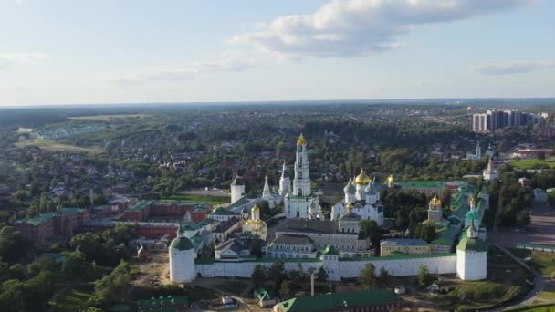 Sergiev Posad, Ryssland. Trinity-Sergius Lavra är det största manliga klostret i den rysk-ortodoxa kyrkan med en lång historia. Beläget i centrum av staden Sergiev Posad. Solnedgångsljus. 4K — Stockvideo