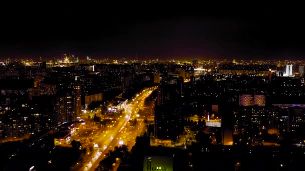 Moscú, Rusia. Vista nocturna de la ciudad, calle Profsoyuznaya hacia el centro de Moscú. 4K — Vídeos de Stock