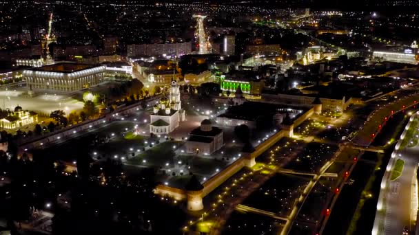 Tula, Rusia. Vista aérea de la ciudad por la noche. Kremlin de Tula, Plaza Lenin y terraplén del río. 4K — Vídeo de stock
