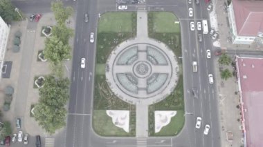 Krasnodar, Rusya. Alexandrovsky Bulvarı. Kutsal Büyük Şehit Catherine 'in fıskiyeli anıtı. Zafer Kemeri. Hava görüntüsü. 4K